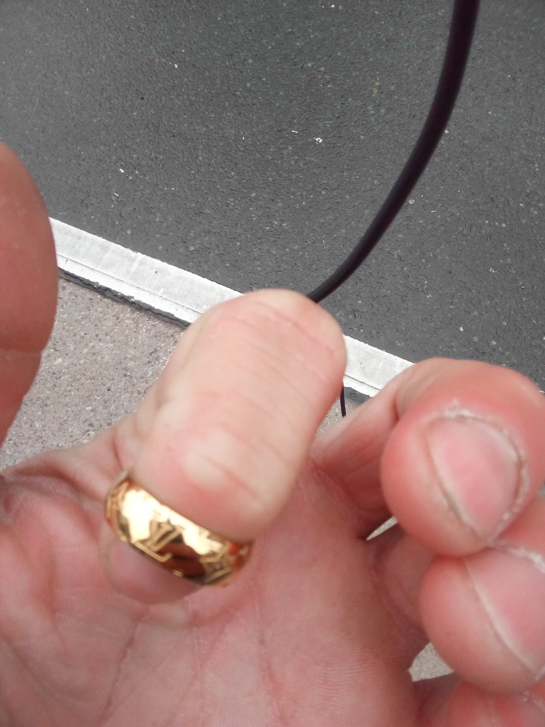 Gold Louis Vuitton ring - photo 2