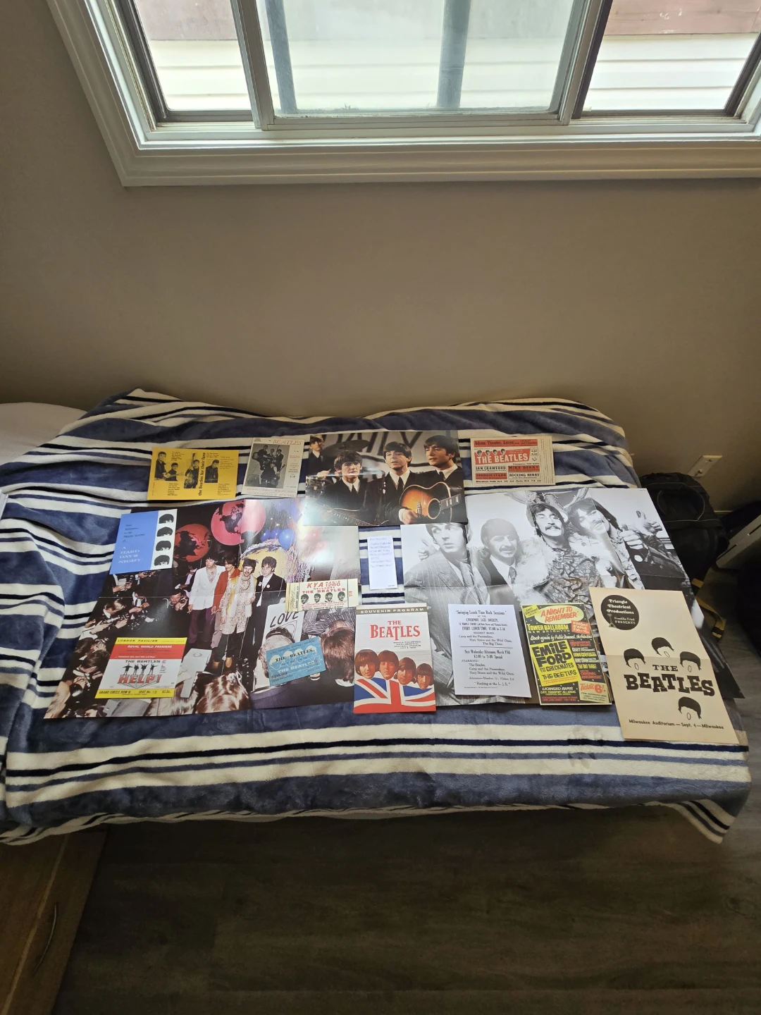 The Beatles Memorabilia Lot - photo 3