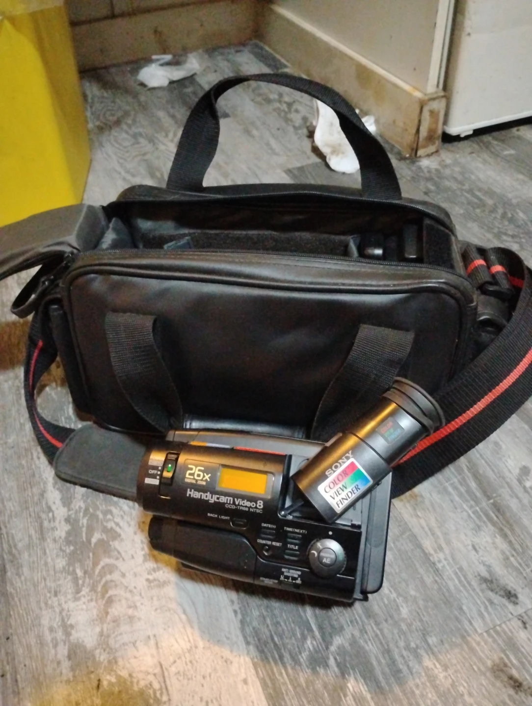 Sony Handycam Video 8 CCD-TR566 Camcorder with Bag & Accessories
