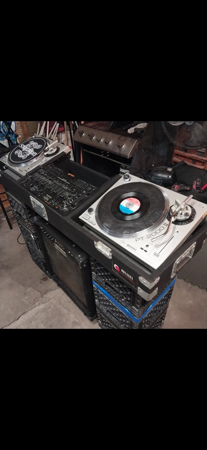 Gemini PMX 2000 II DJ Mixer and PT-2000 II Turntable and speaker