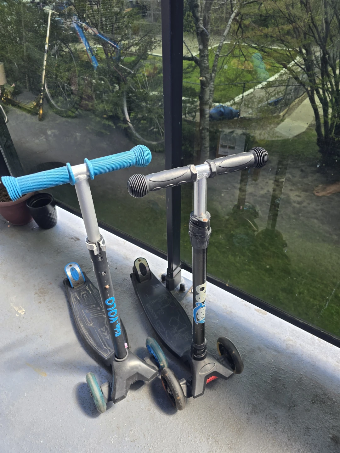 2 Scooters (1 Micro, 1 Velo) - Blue and Black