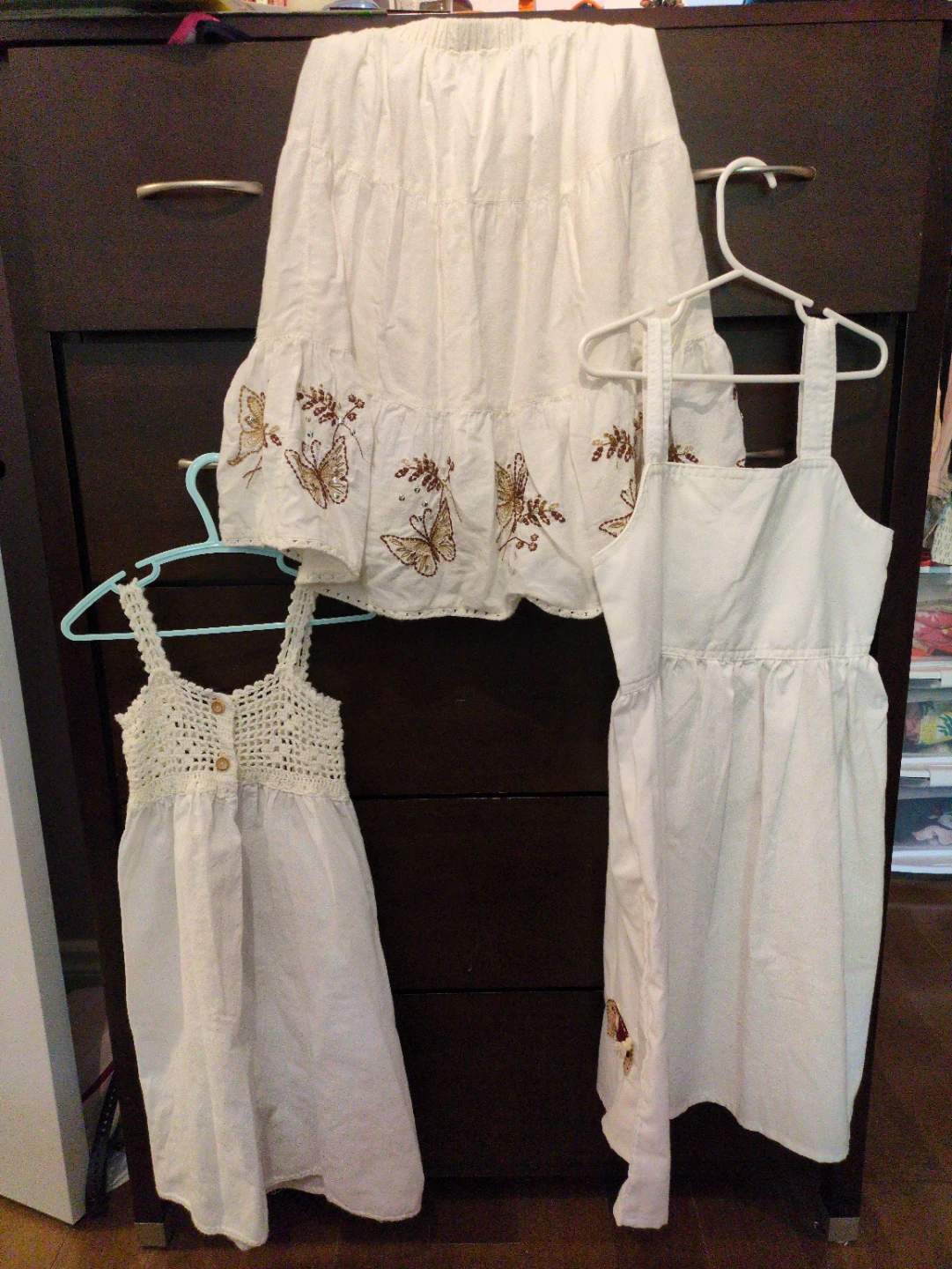 Girl's white bundle:  2 Dresses and skirt - photo 2