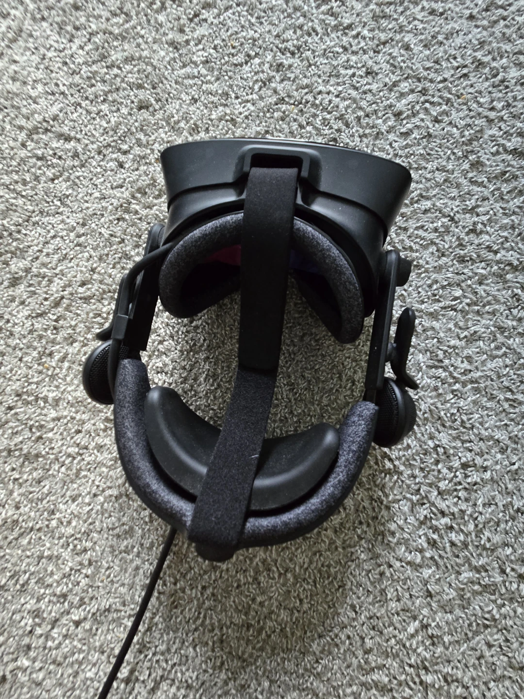 BRAND NEW  VALVE INDEX VR HEADSET 2 CONTROLLERS 2 BASE STATIONS