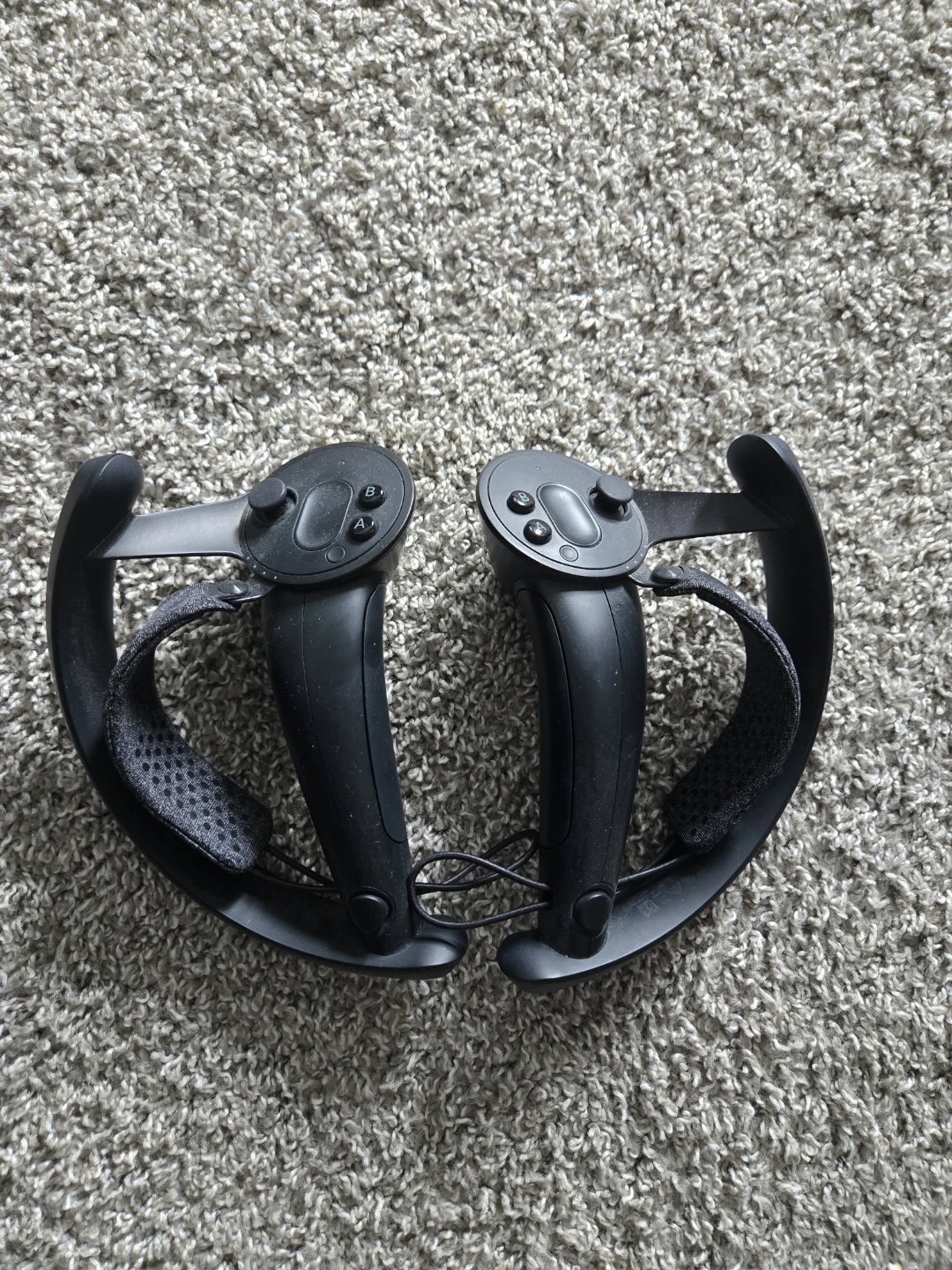 BRAND NEW  VALVE INDEX VR HEADSET 2 CONTROLLERS 2 BASE STATIONS - photo 4