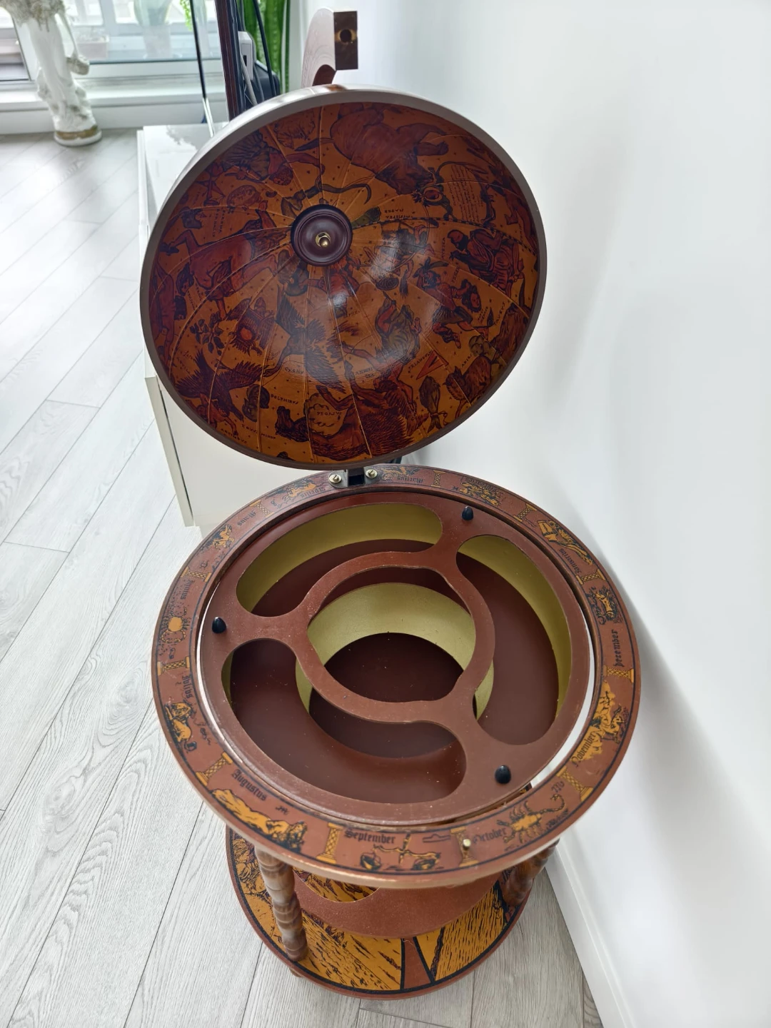 Vintage Globe Bar Cabinet – Excellent Condition – $120 - photo 2