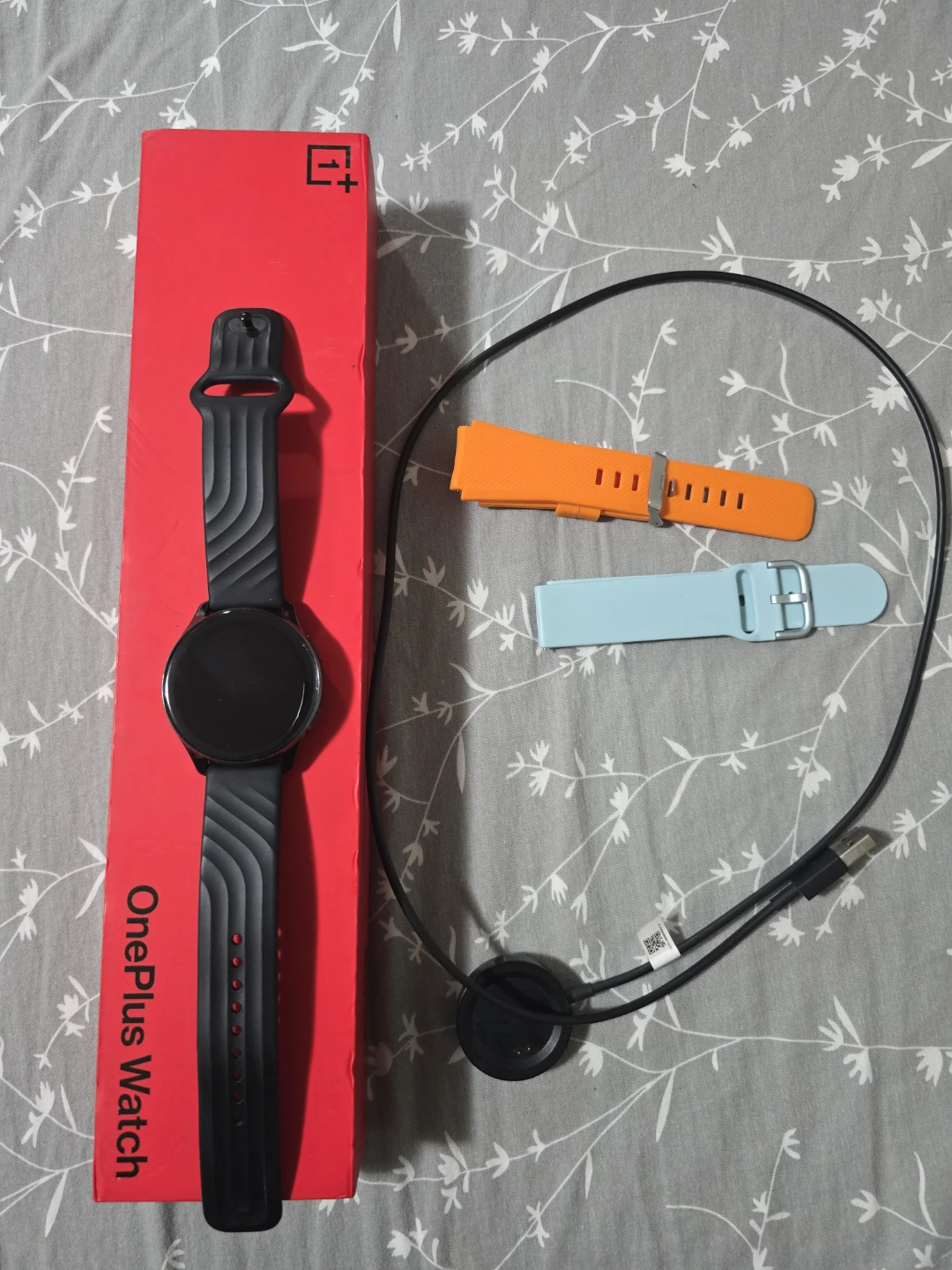 OnePlus First Gen Smartwatch with Box and Charger - photo 3