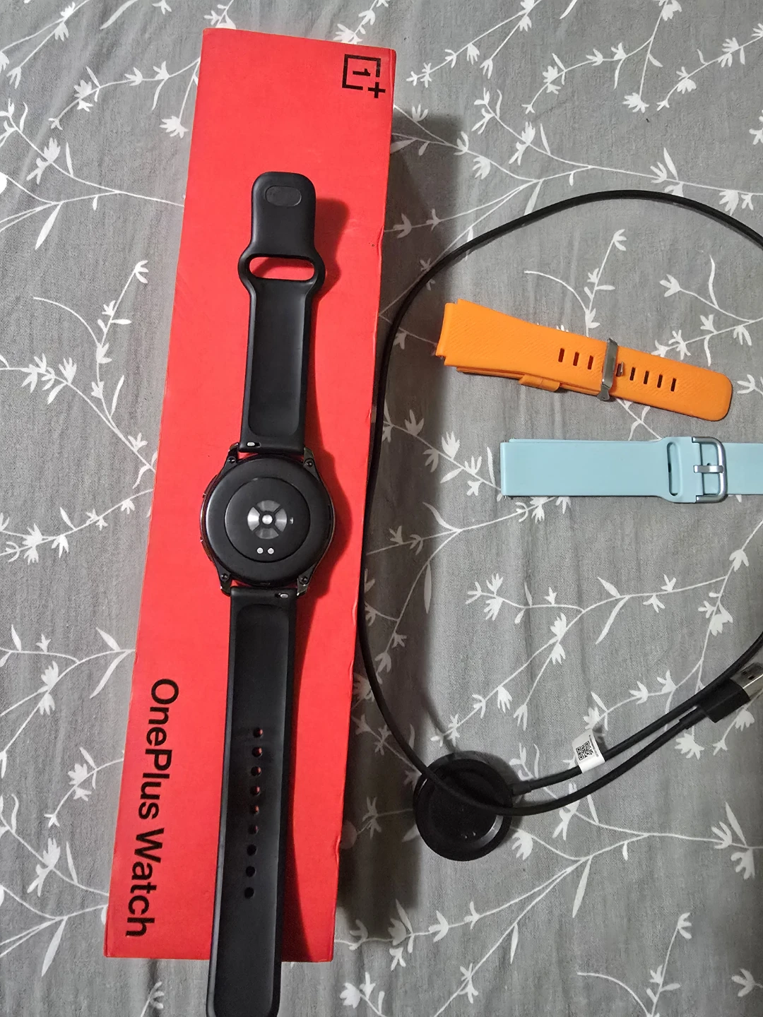 OnePlus First Gen Smartwatch with Box and Charger - photo 4