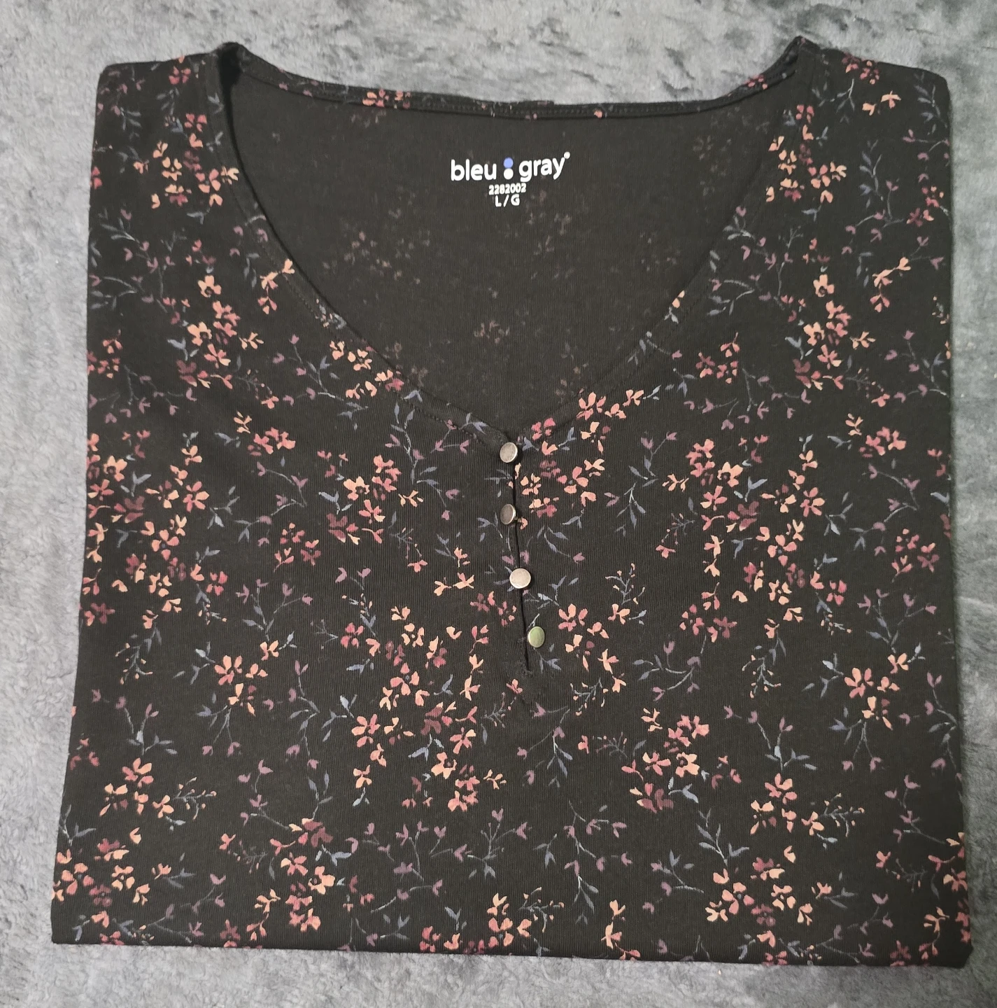 Brand new Bleu Gray Black Floral Short Sleeve Button Top L/G - photo 2