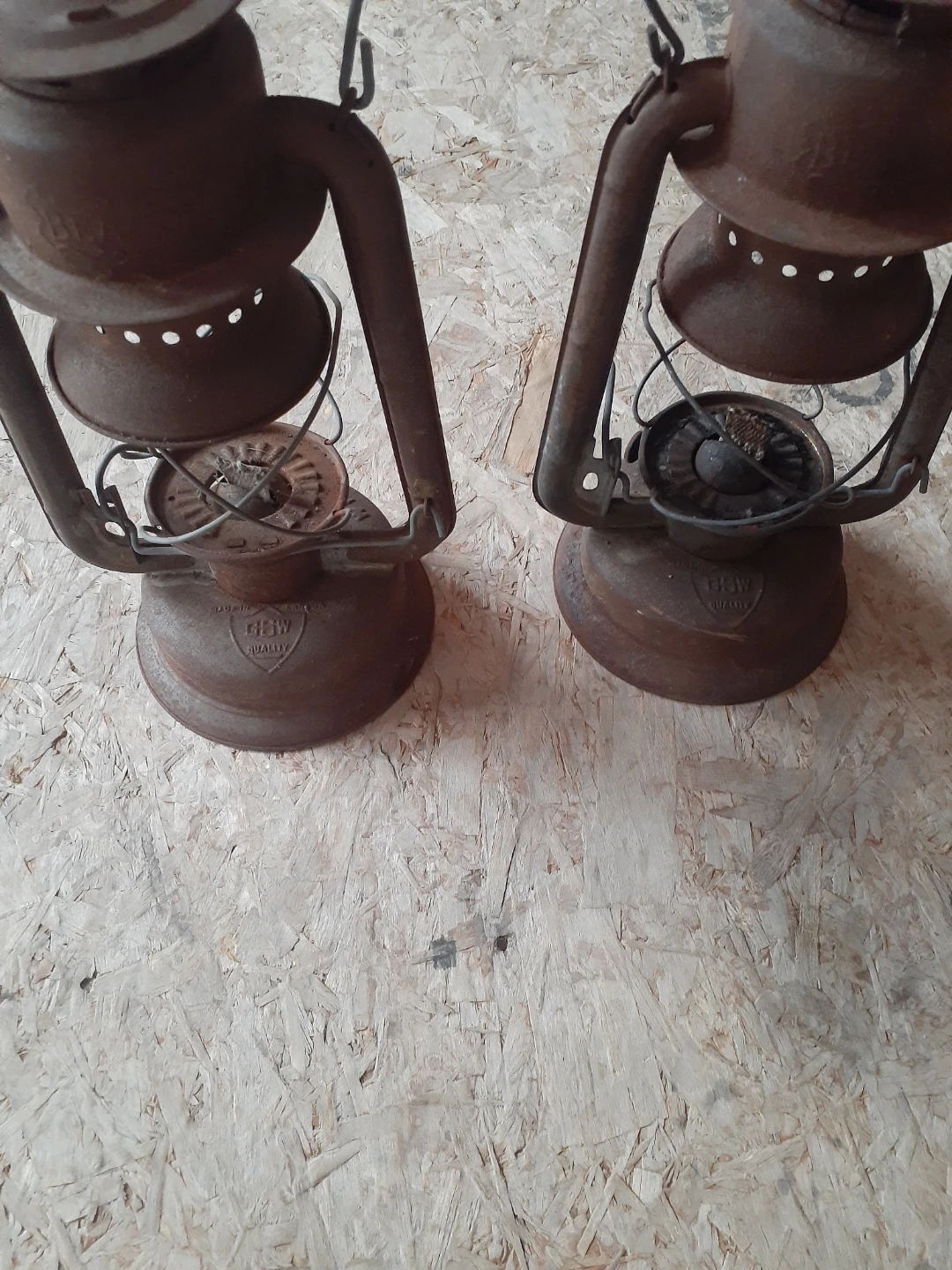 Pair of Vintage RUSTIC OIL Lanterns - photo 3