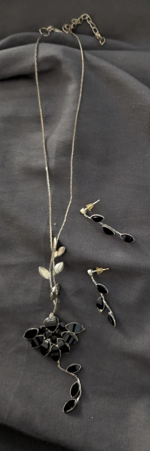5 Assorted Necklace and Earring Sets 15 pieces - photo 4