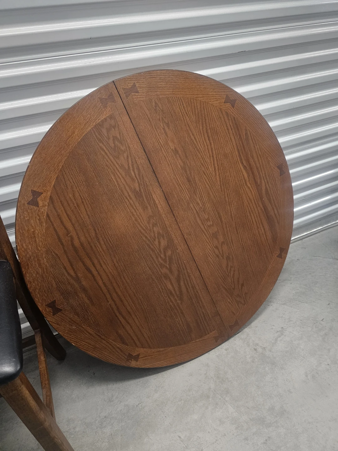 Wood table and stools with black seats - photo 2