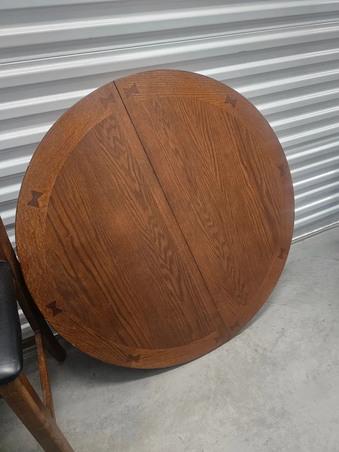 Wood table and stools with black seats - photo 2
