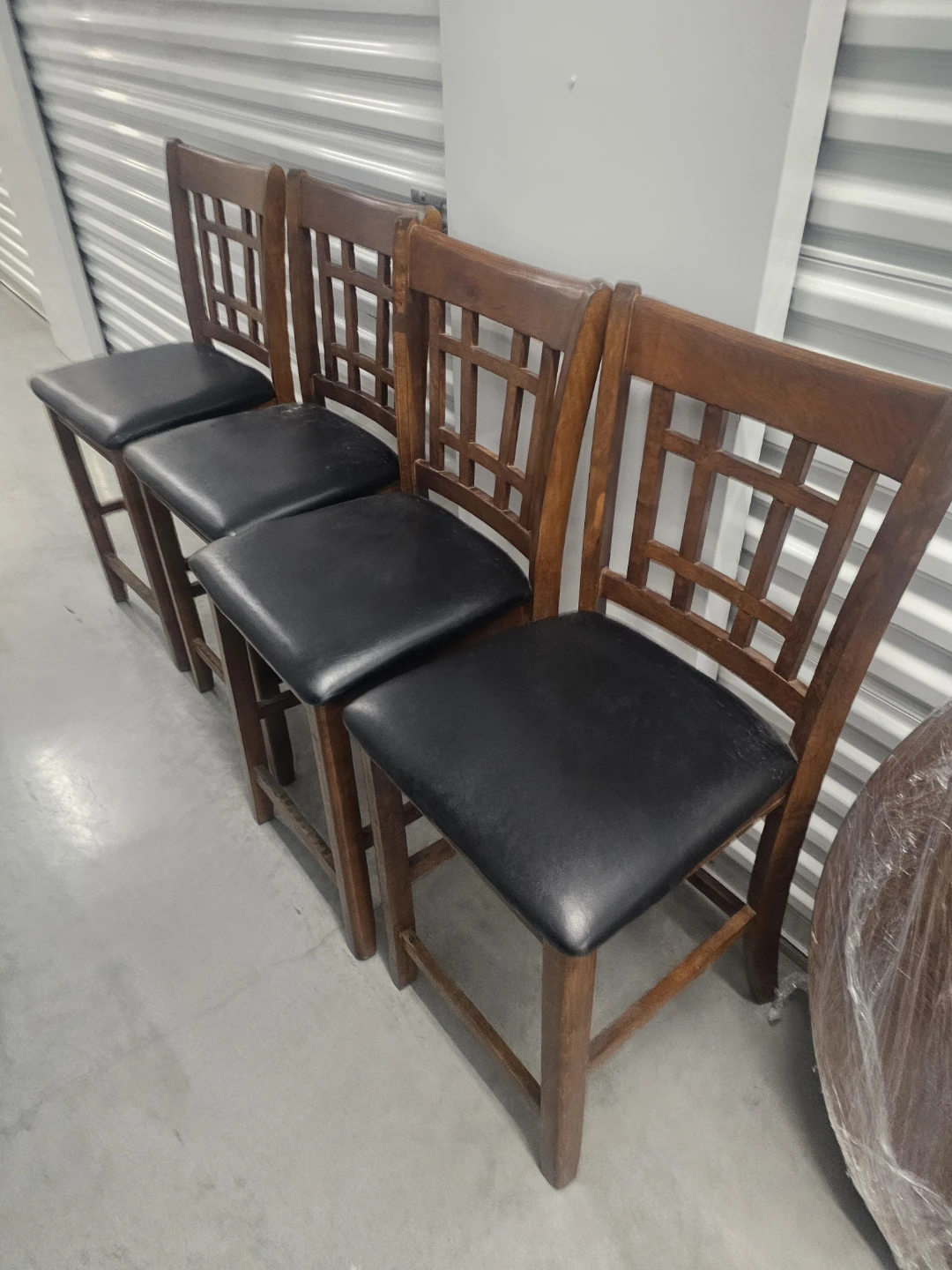 Wood table and stools with black seats - photo 3
