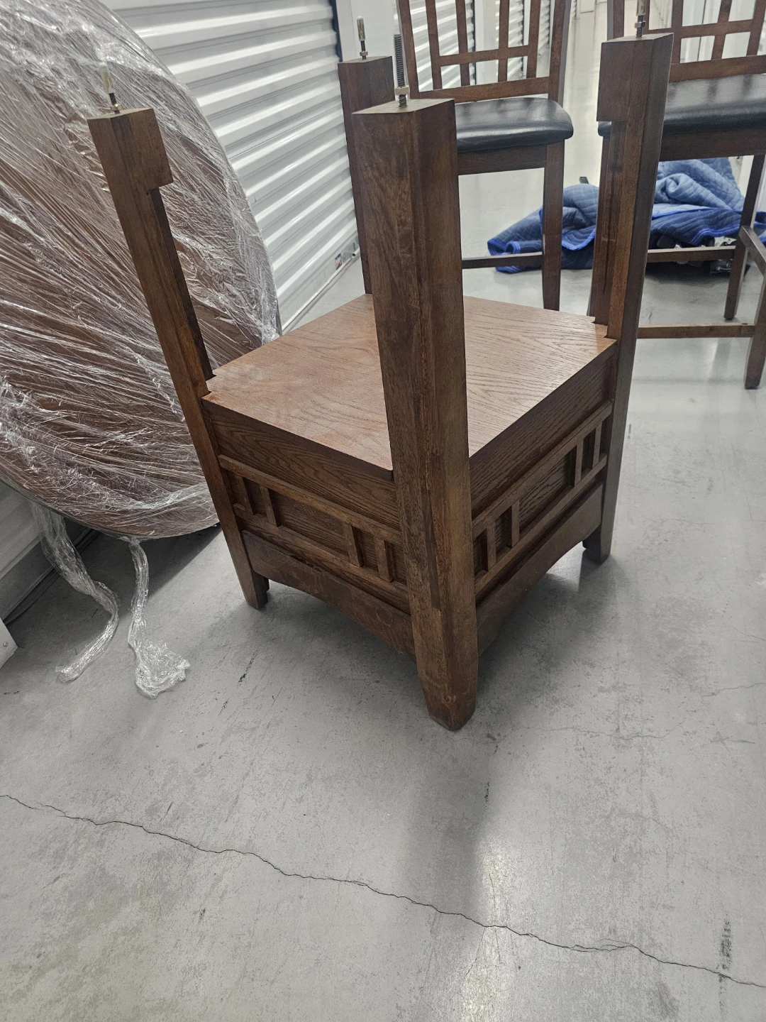 Wood table and stools with black seats - photo 4