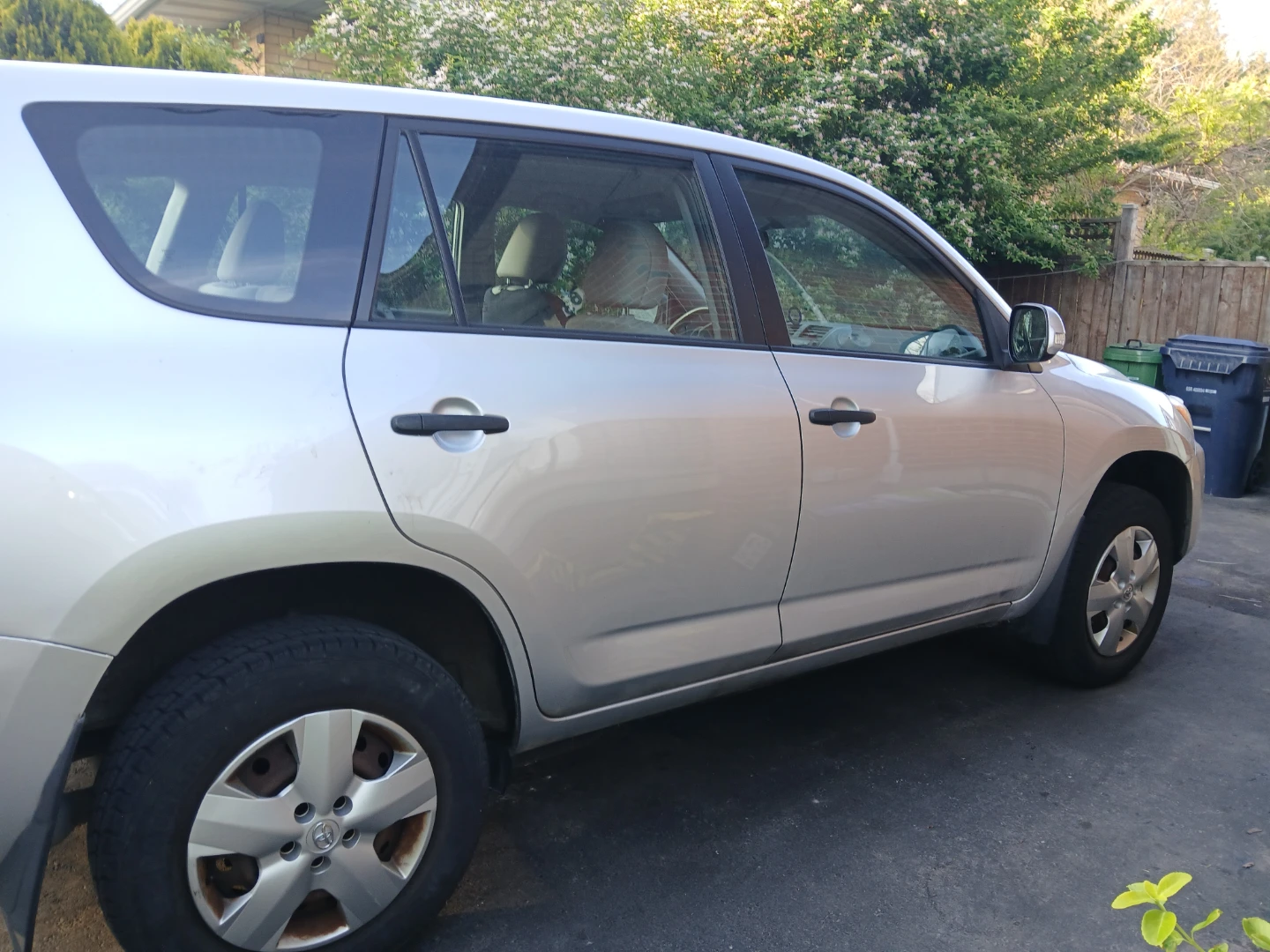 Silver Toyota RAV4 SUV 2011 - photo 2