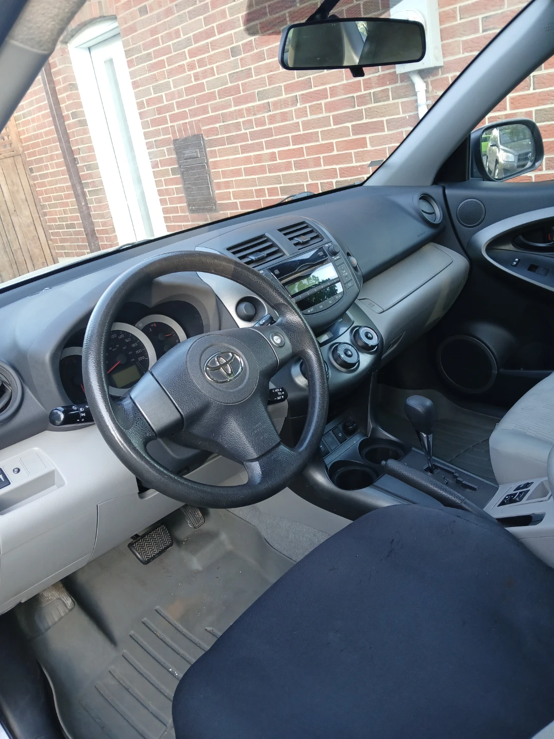 Silver Toyota RAV4 SUV 2011 - photo 5
