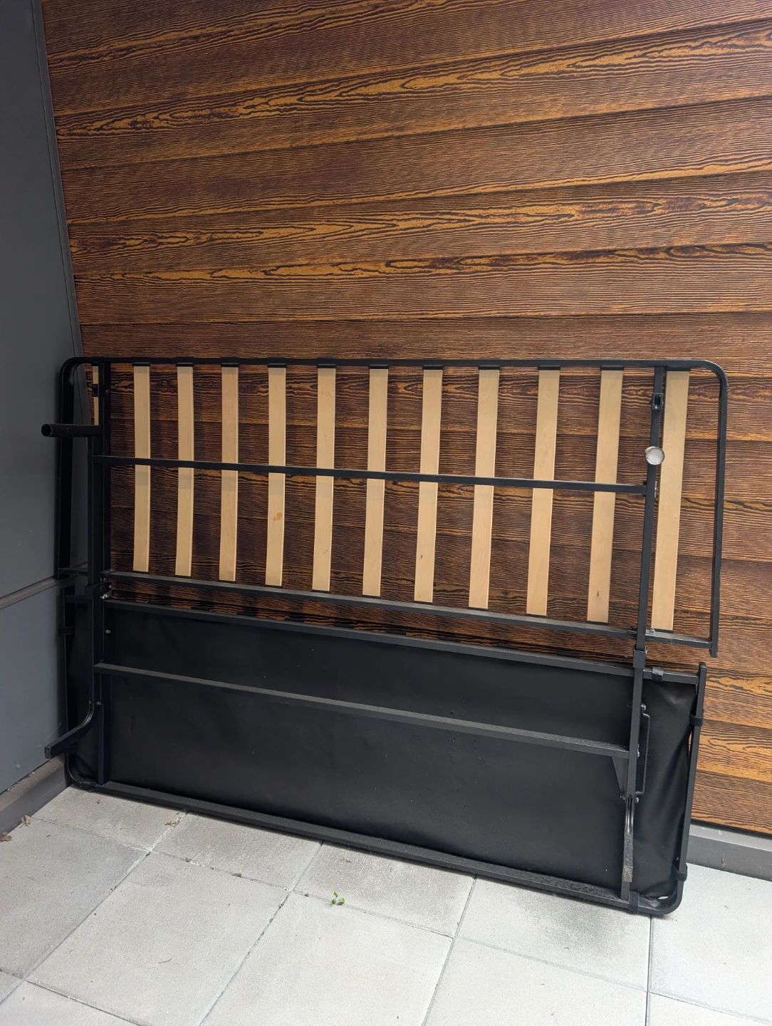 Metal Bed Frame with Wooden Slats fouton