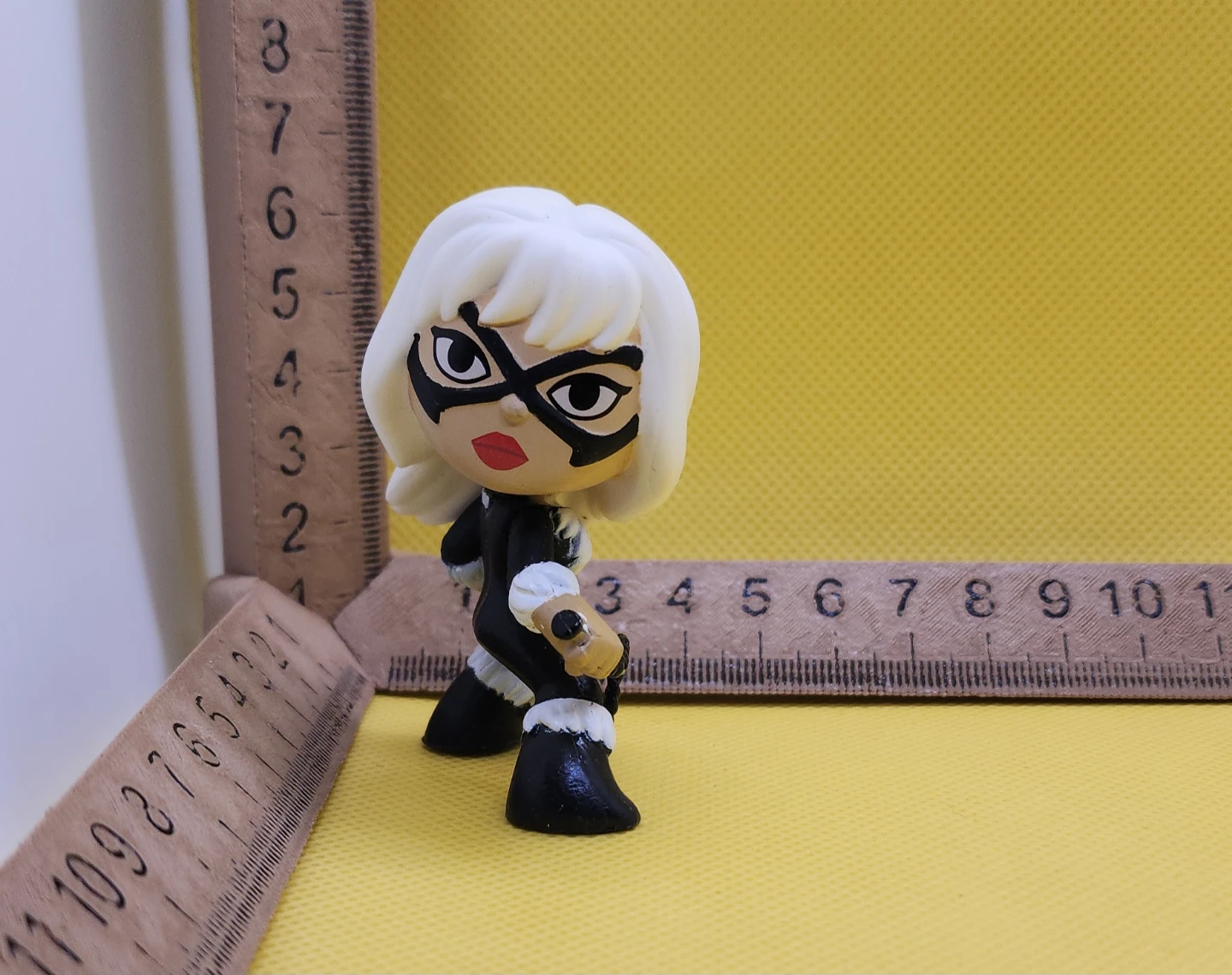 Marvel Black Cat Vinyl Figure - photo 2