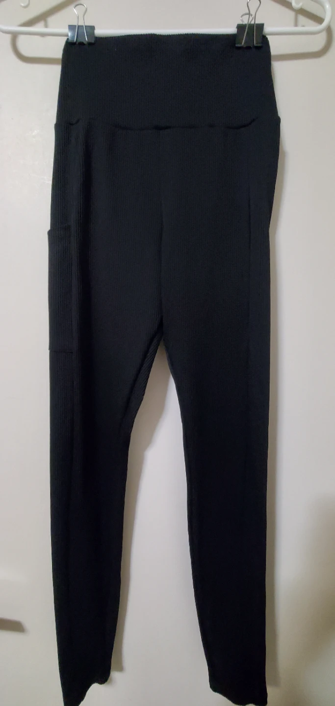 Black Ribbed Leggings with Side Pocket