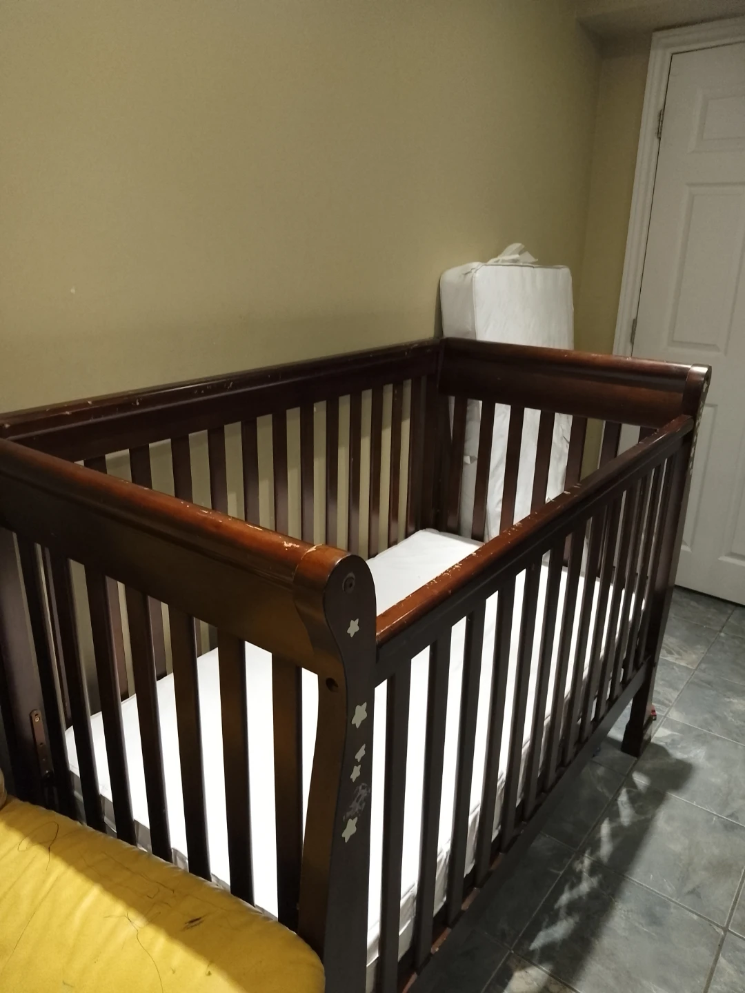 Wooden Baby Crib with Mattress