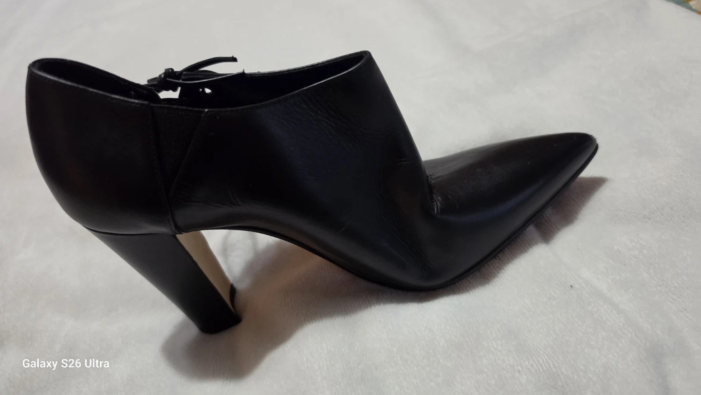 Manolo Blahnik Black Leather Pointed Toe Heels