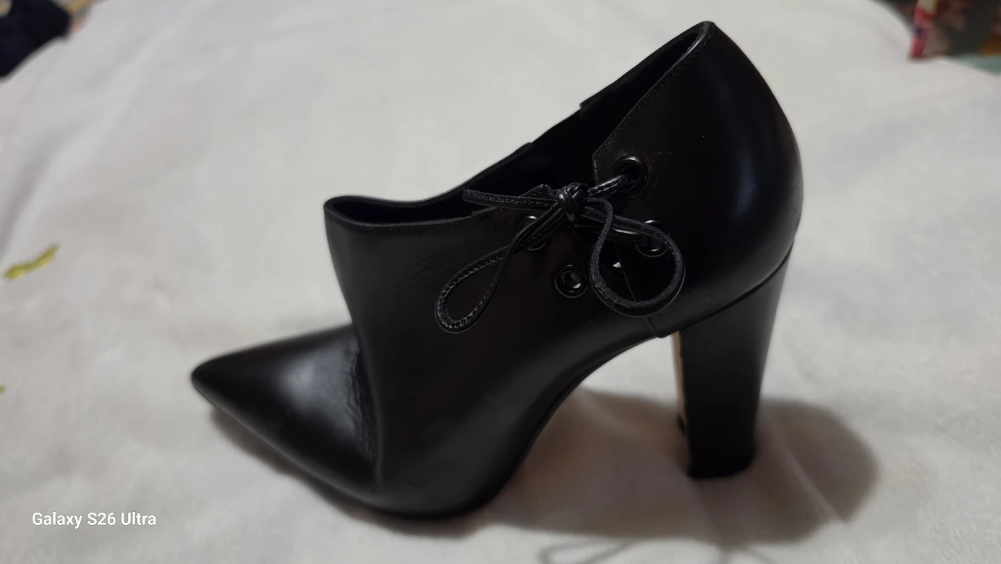 Manolo Blahnik Black Leather Pointed Toe Heels - photo 2