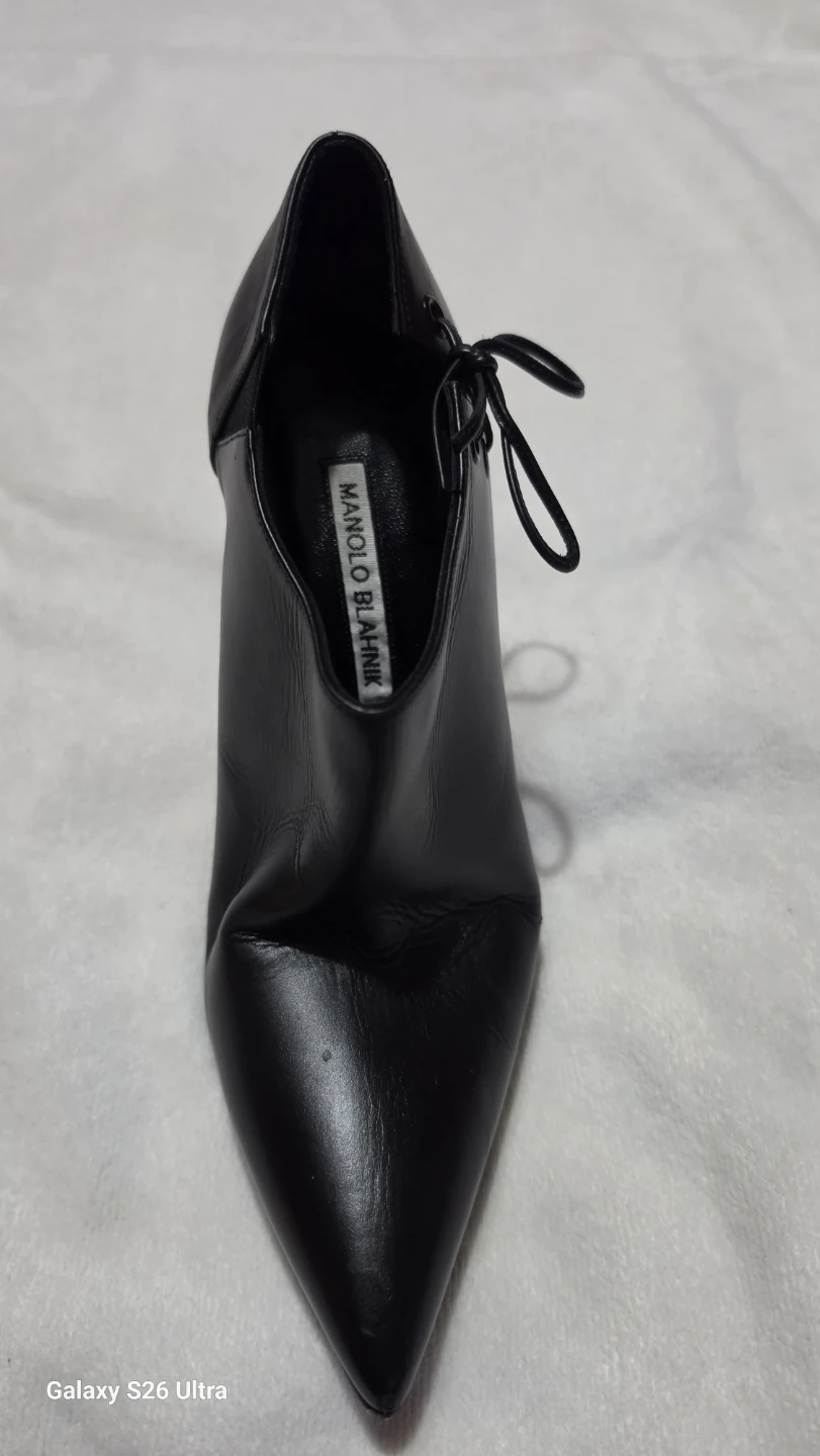 Manolo Blahnik Black Leather Pointed Toe Heels - photo 3