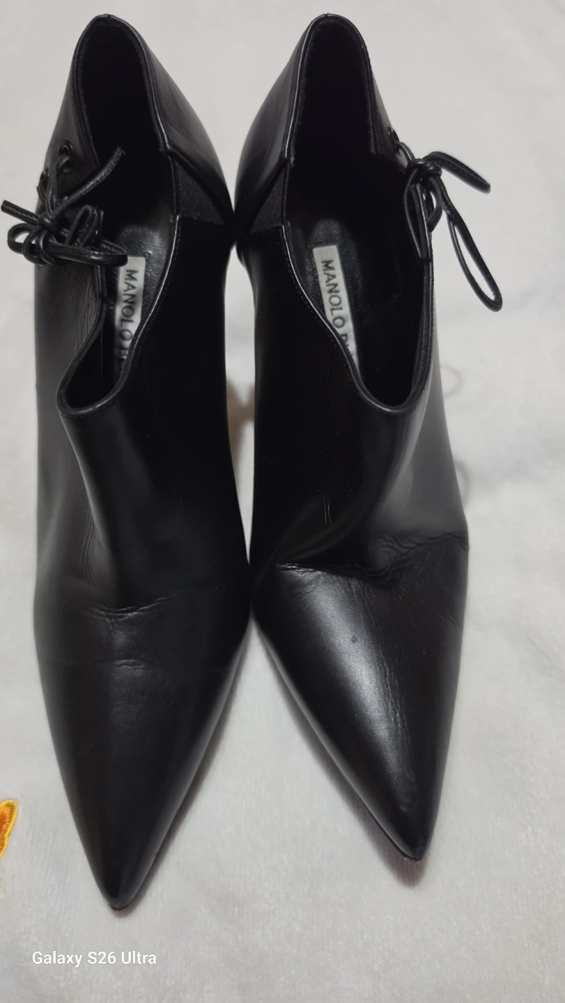 Manolo Blahnik Black Leather Pointed Toe Heels - photo 4