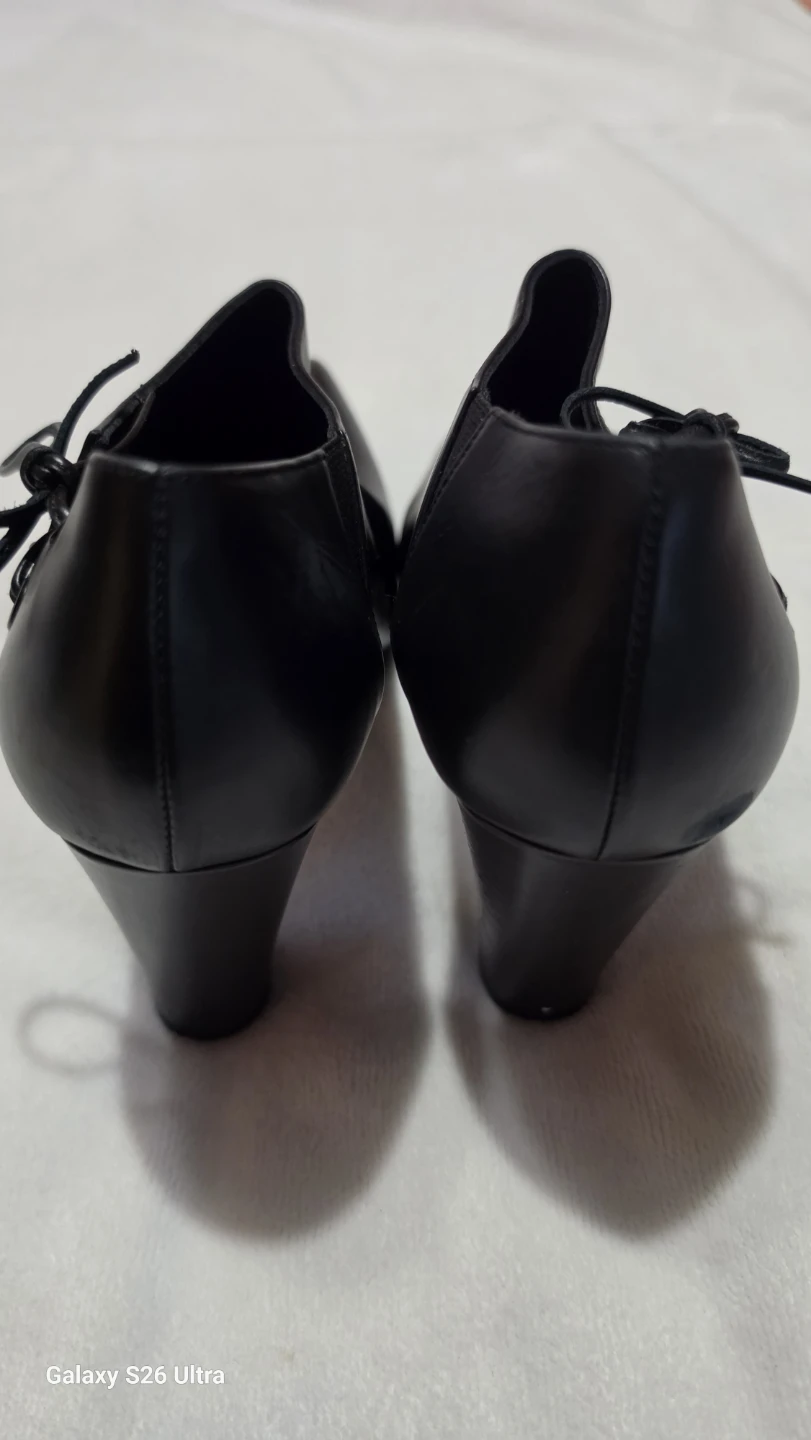 Manolo Blahnik Black Leather Pointed Toe Heels - photo 5