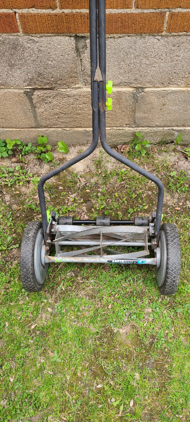 Manual Lawnmower / Reel Mower - Works Okay - photo 2