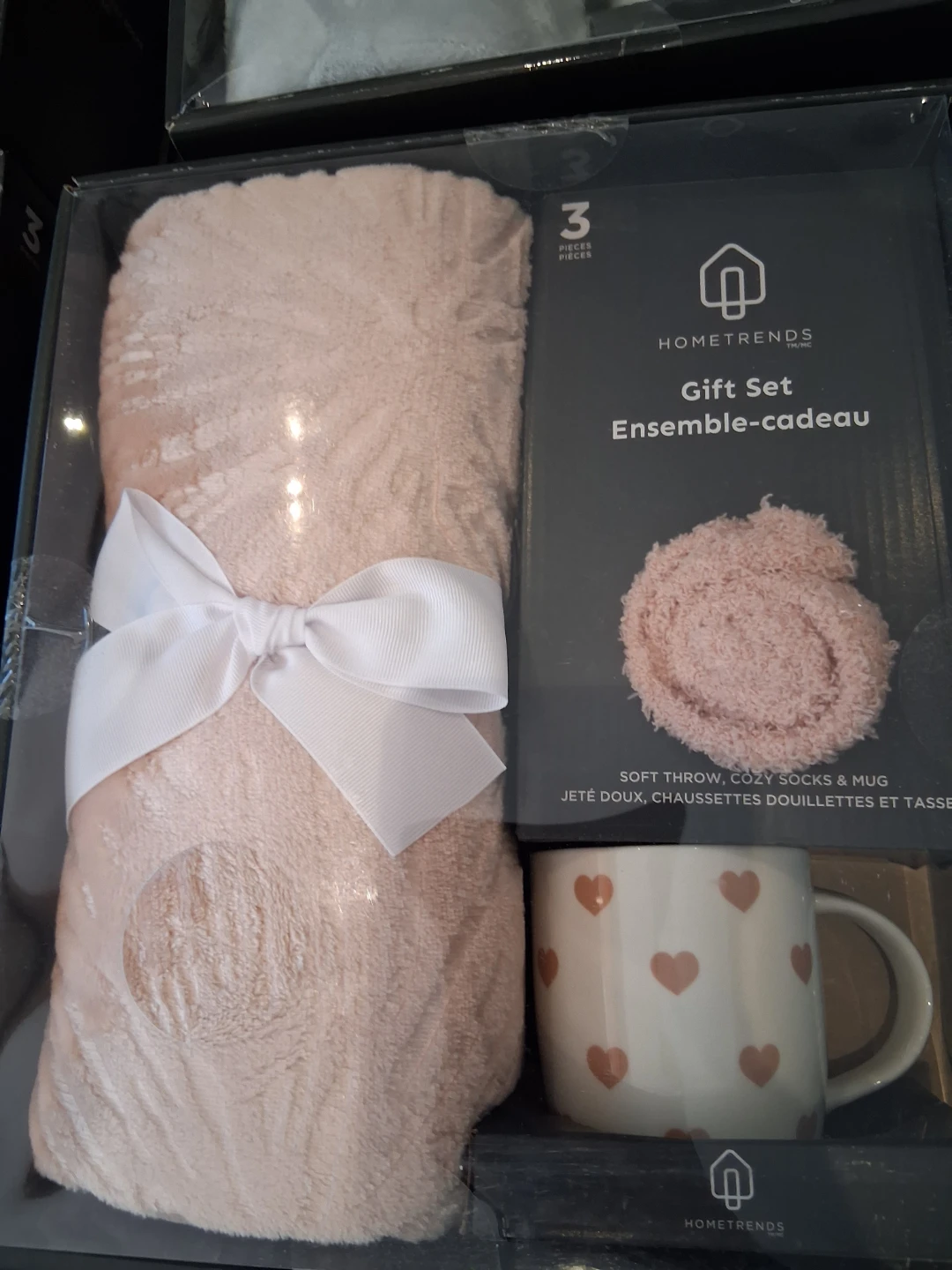 HOMETRENDS Gift Set - Soft Throw, Cozy Socks & Mug - photo 2