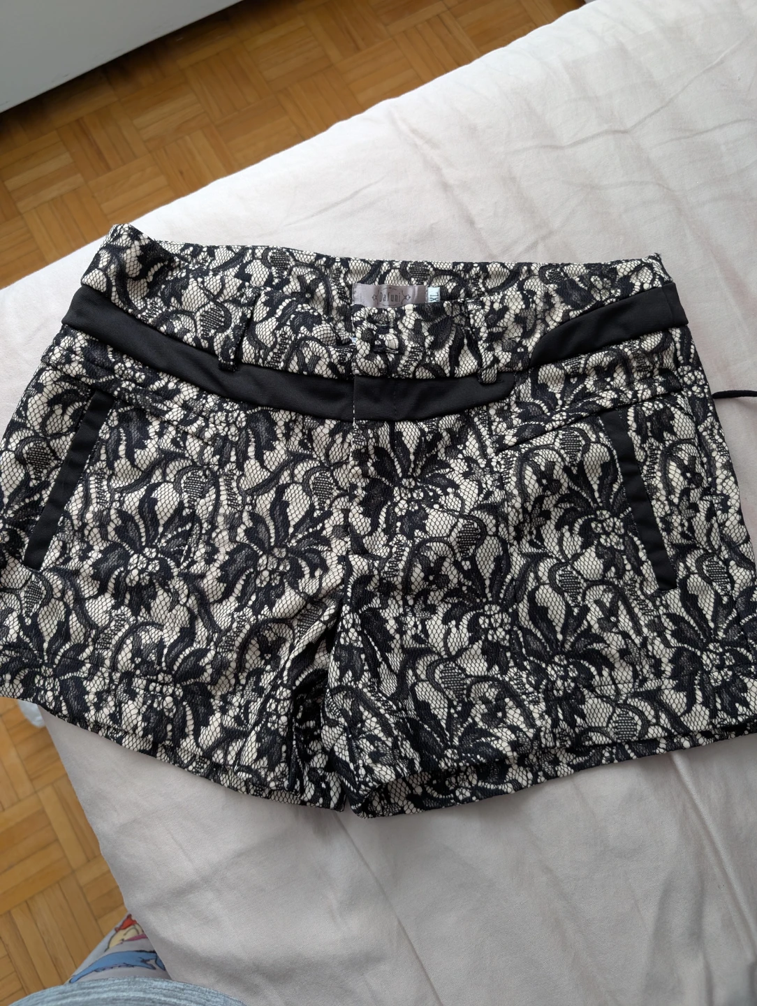 Shorts with lace - photo 2