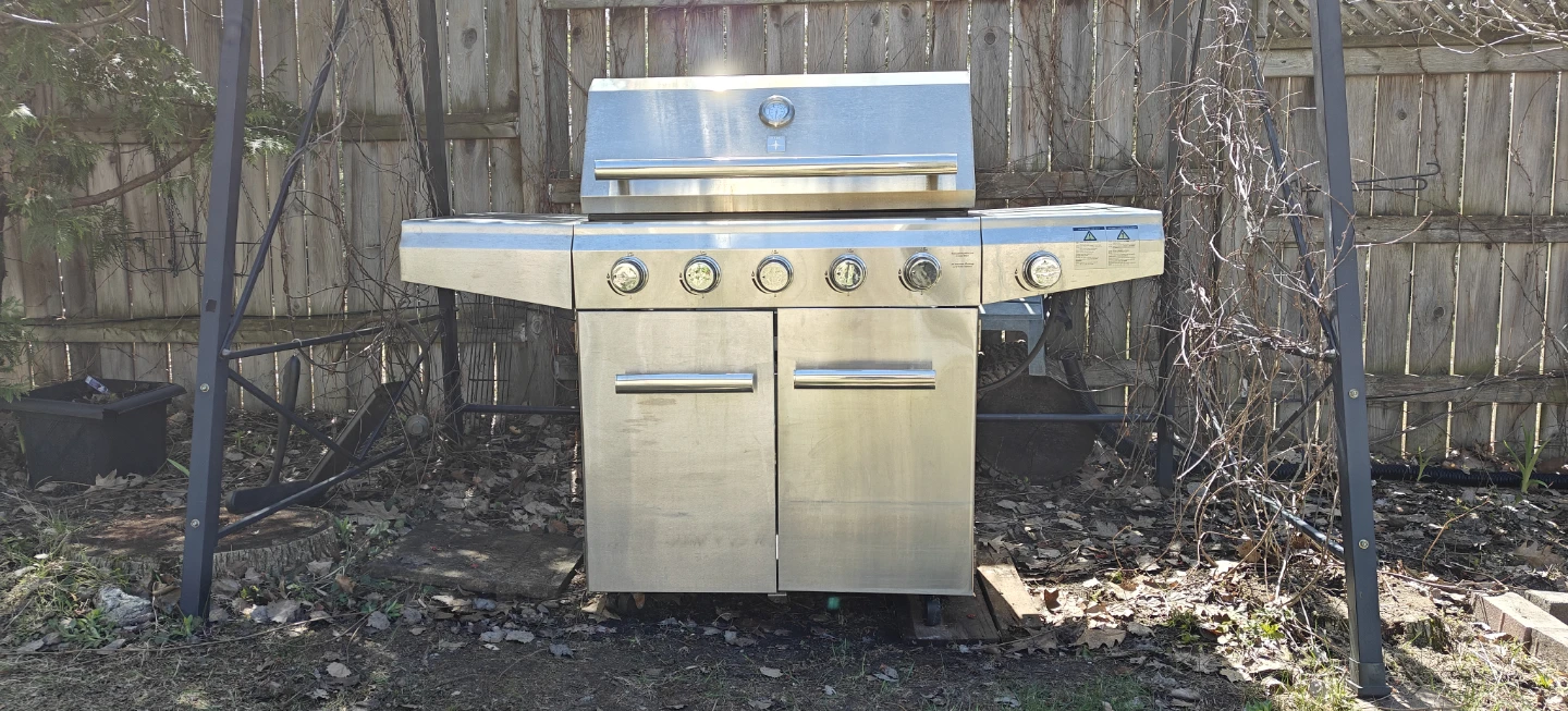 5+1 Burner Propane BBQ – Ready for Grilling Season!