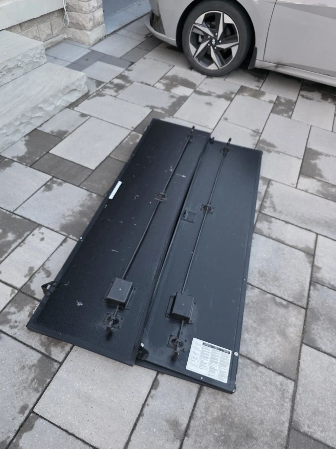 OEM Mopar Hard bed cover Quad-Fold Tonneau Cover for RAM 5'7" - photo 3