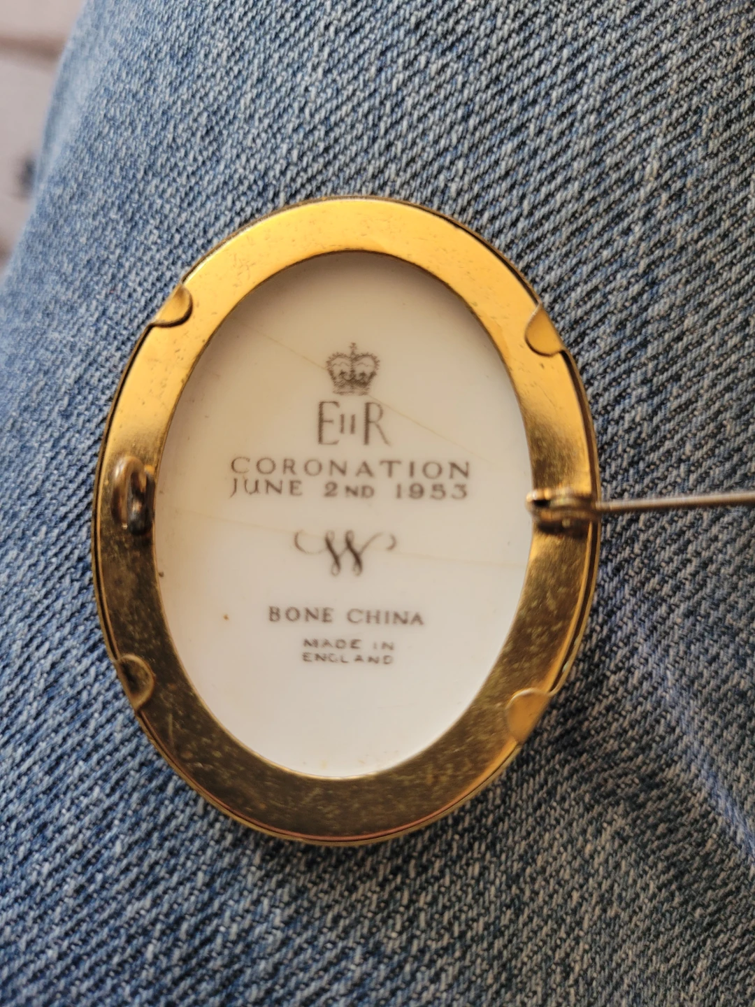 Queen Elizabeth II Coronation Brooch June 2nd 1953 Bone China - photo 2