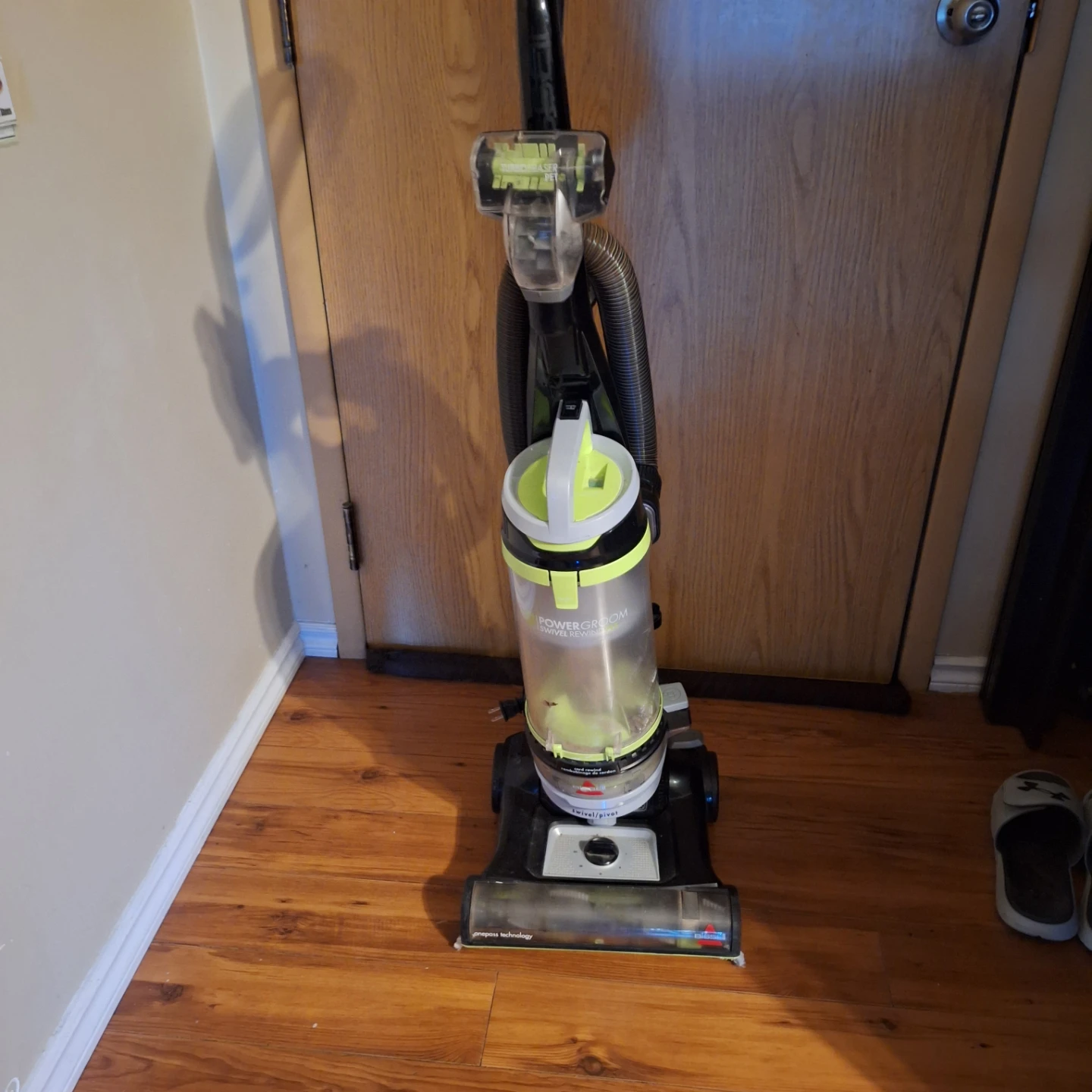 Bissell PowerGroom Swivel Rewind Pet Vacuum Cleaner - photo 2