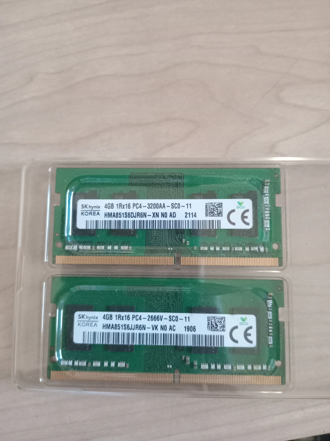 2x SK hynix 4GB PC4 RAM