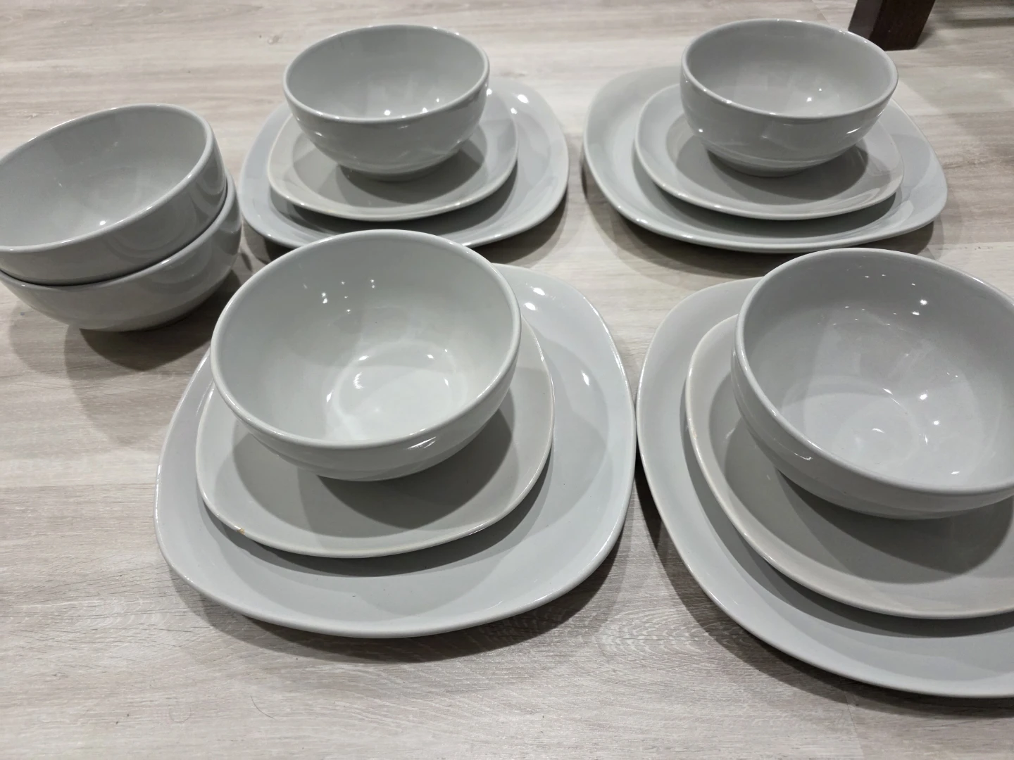 Set of 4 gret Ceramic Dinner Plates and Bowls