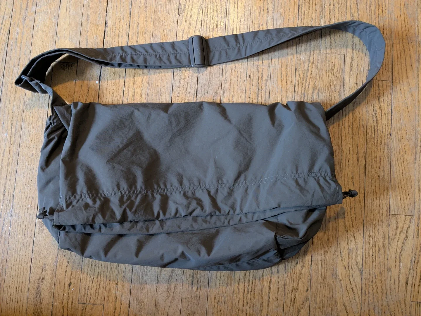 Uniqlo Unisex Drawstring Shoulder Bag - photo 2