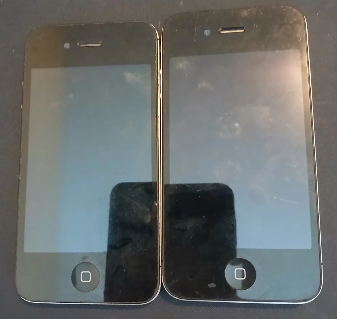 2 x iPhone 4 8GB Black Smartphones - Includes charger cable