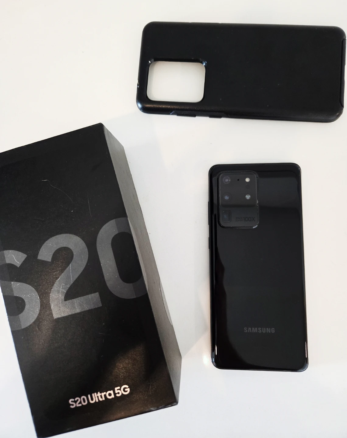 MINT - Samsung Galaxy S20 Ultra + case + original box