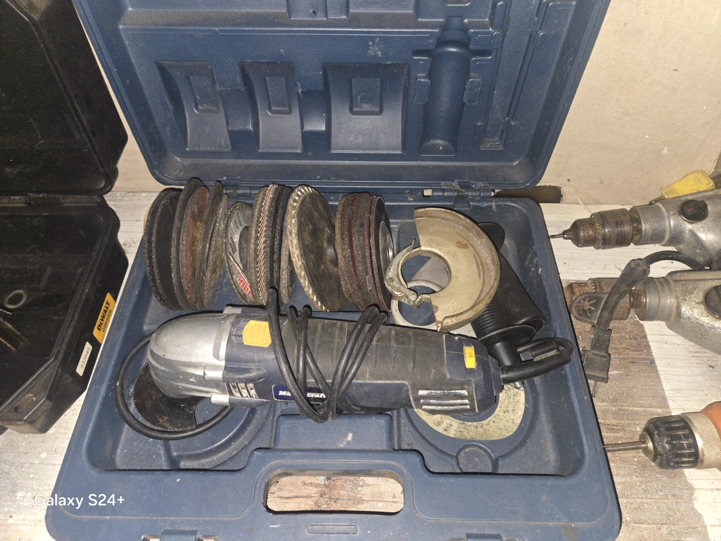 Mastercraft Angle Grinder with Cutting Discs