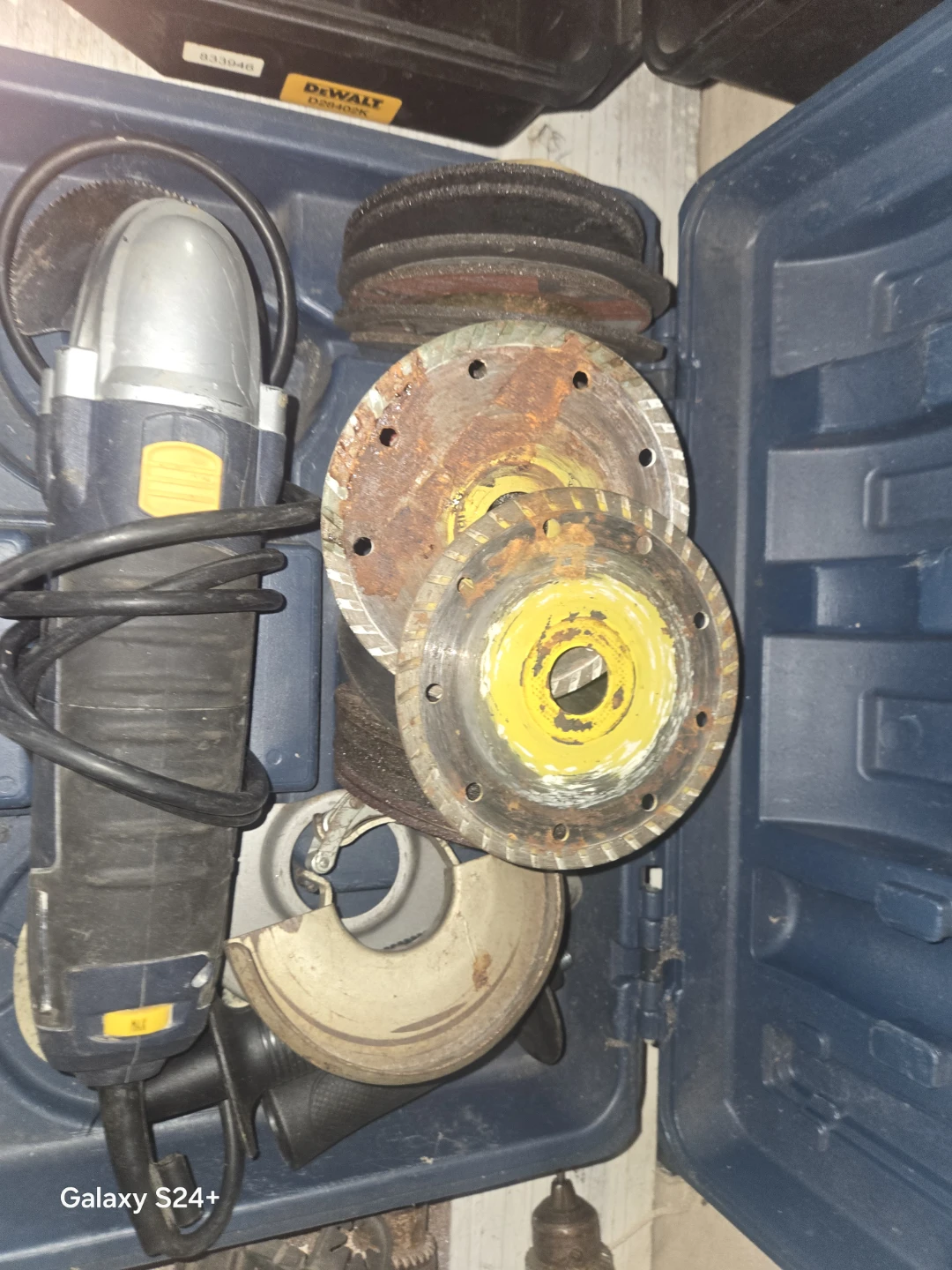 Mastercraft Angle Grinder with Cutting Discs - photo 2