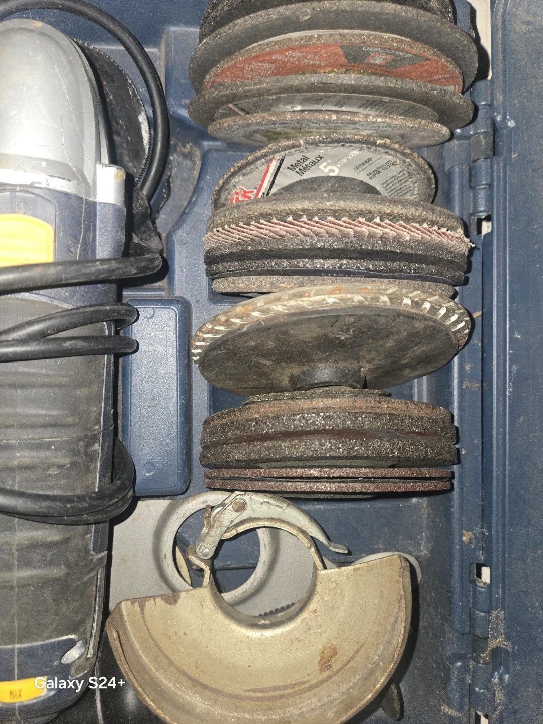 Mastercraft Angle Grinder with Cutting Discs - photo 3