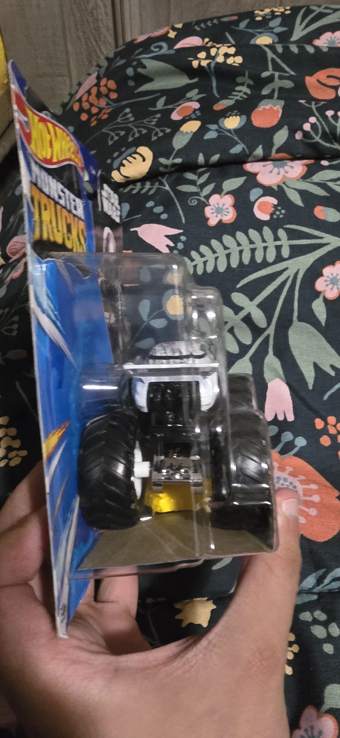 Hot Wheels Star Wars Monster Truck Battle Damaged Stormtrooper - photo 4