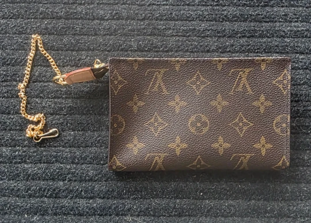 Louis Vuitton Bucket Pouch with Chain- new - photo 3