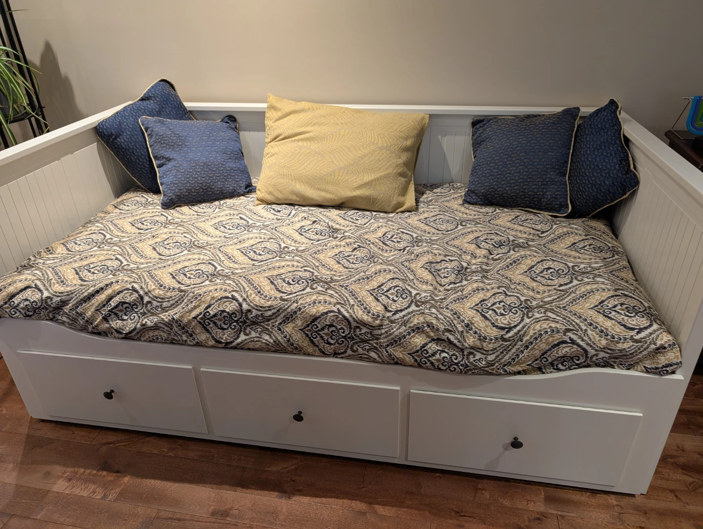 White Daybed with 3 Storage Drawers