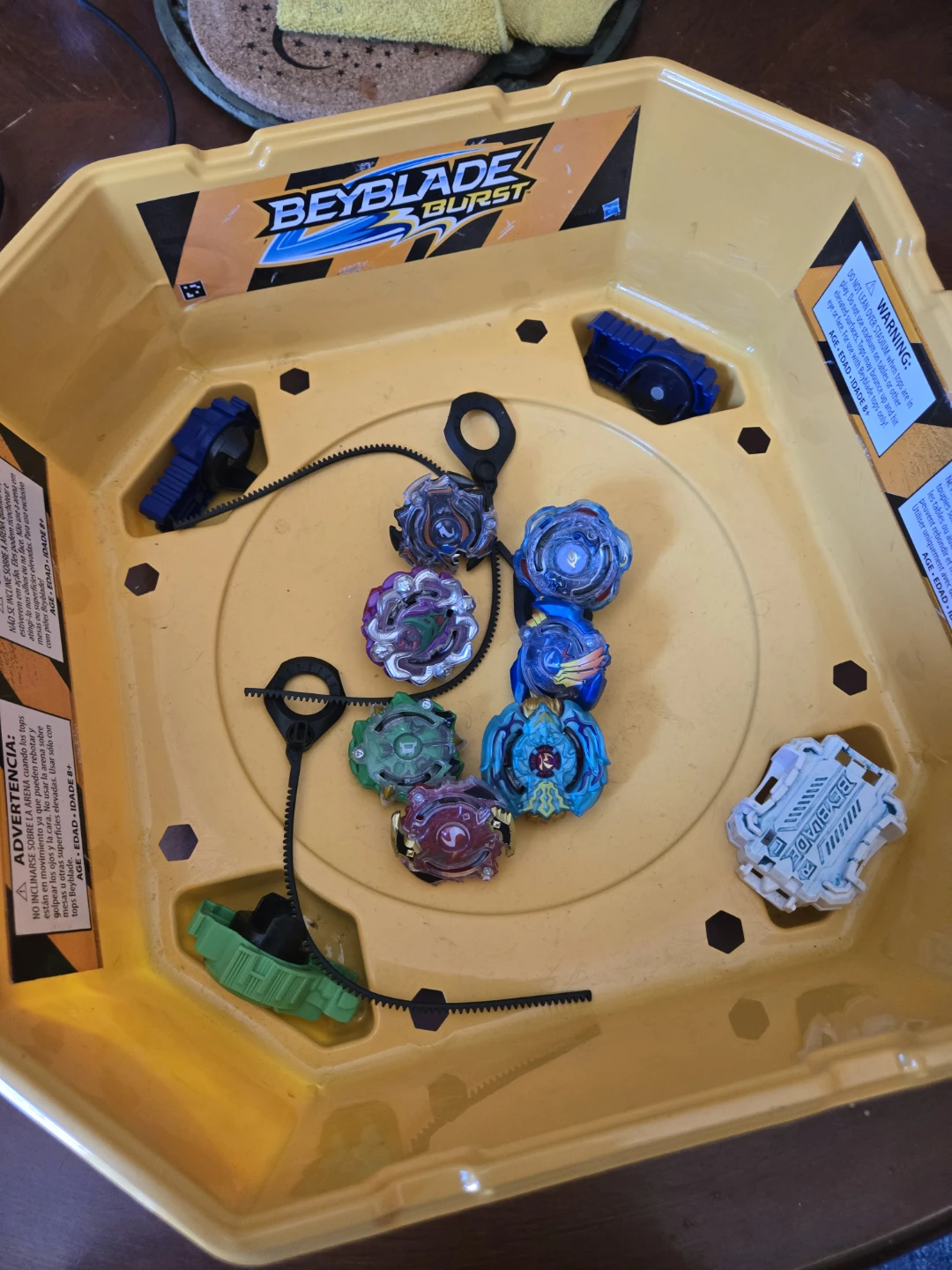 Beyblade Burst Arena with 7 Beyblades and Ripcords - photo 2