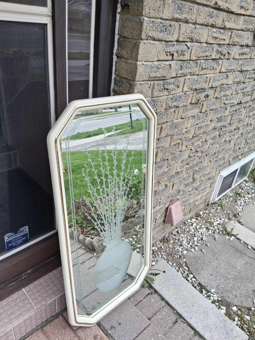Decorative wall mirror with etched vase of flowers