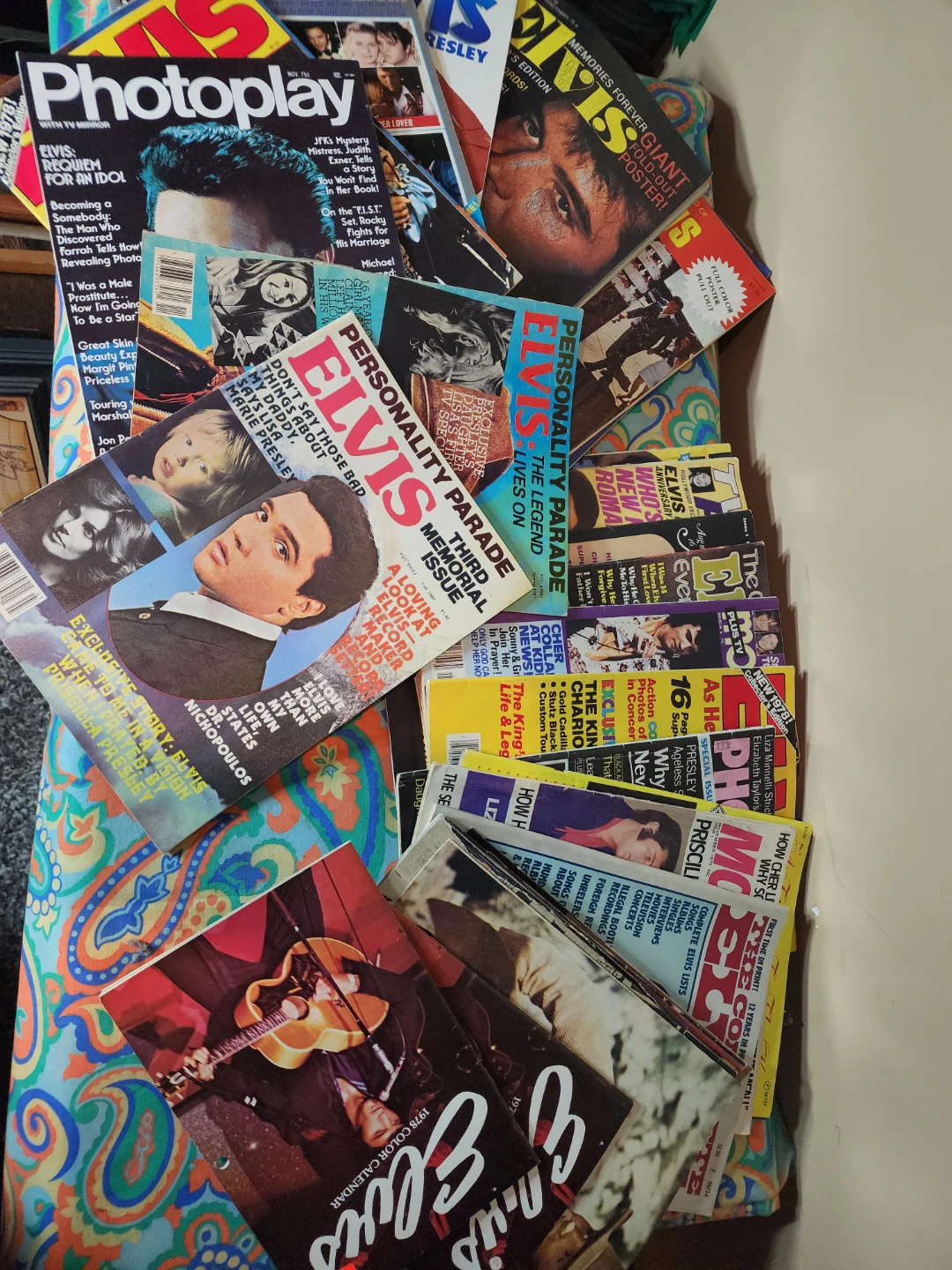 Bundle of Elvis Presley Magazines and Calendars